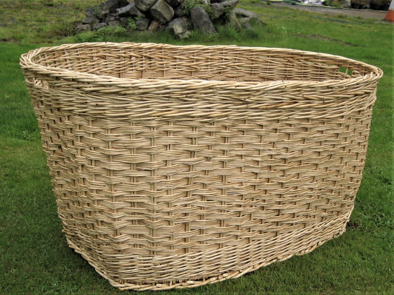 Large willow tub basket for theatre